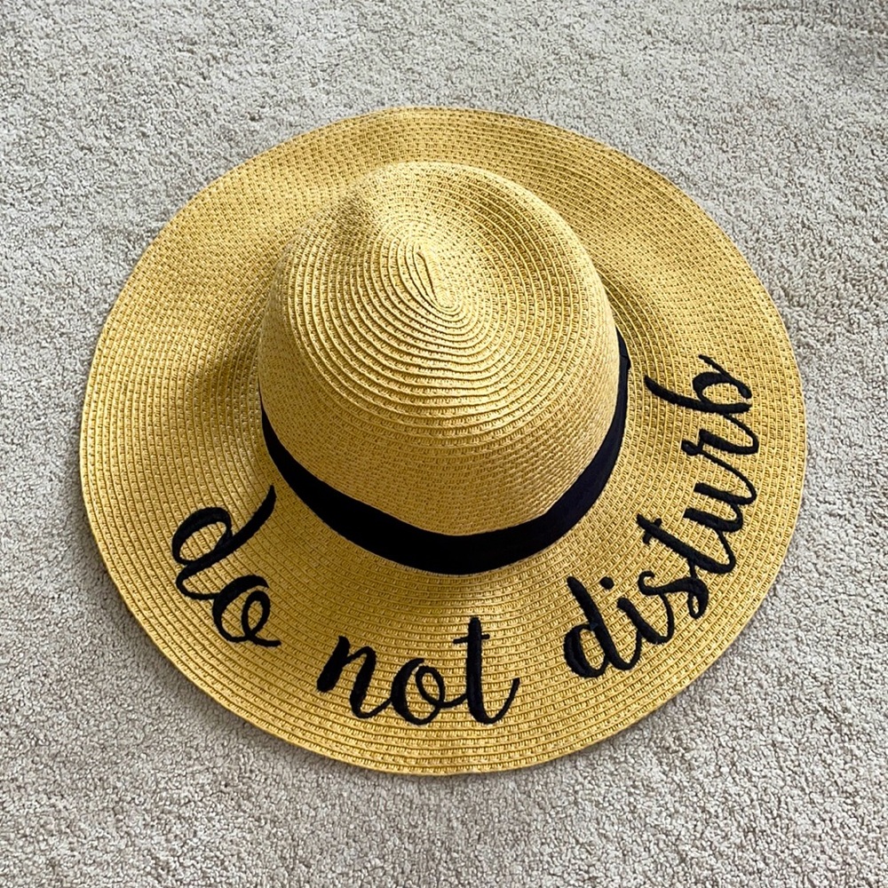 Packable “Do Not Disturb” Straw Hat — like new! 👒